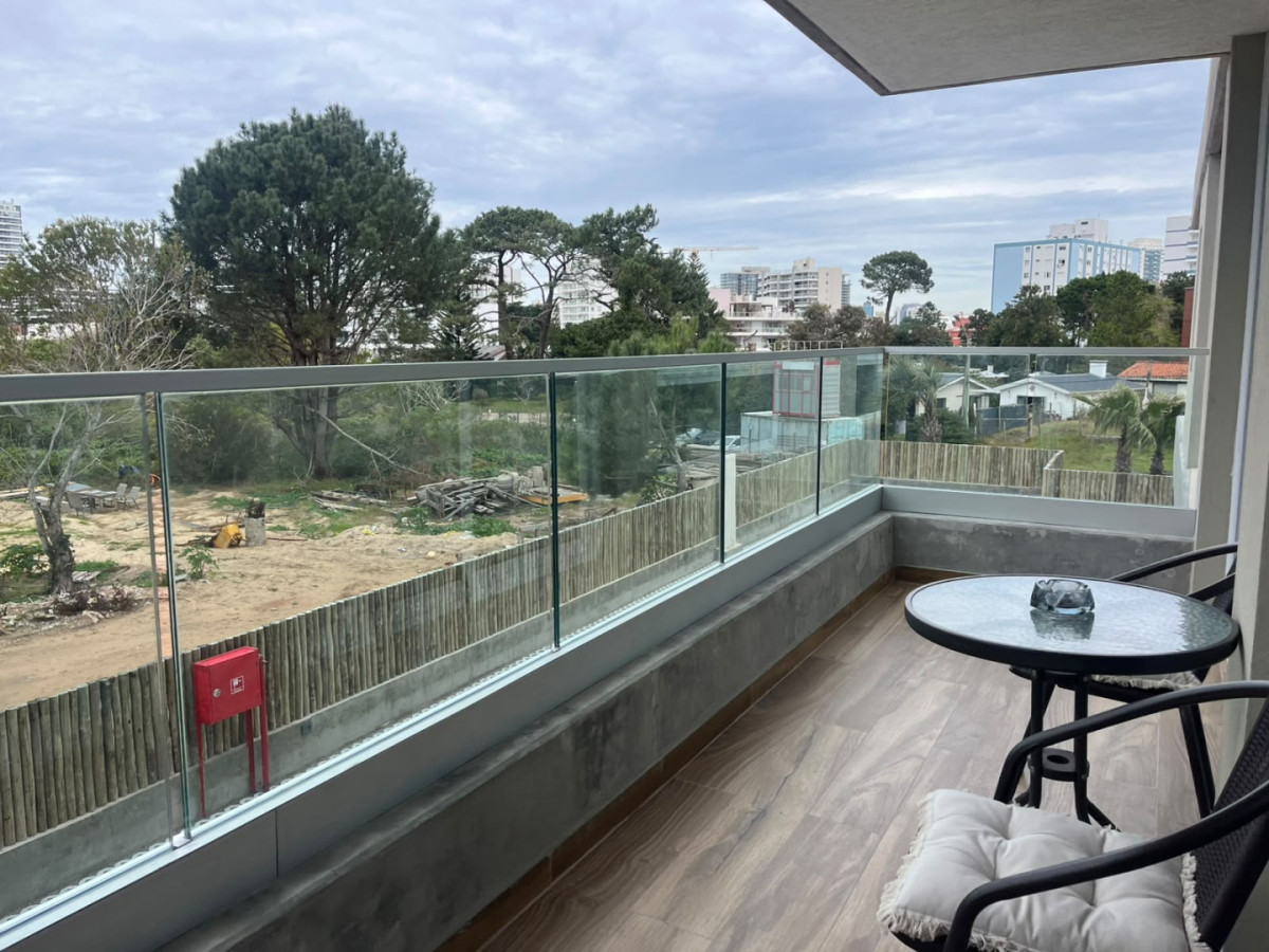 Departamento de dos dormitorios en venta con balcón y garage