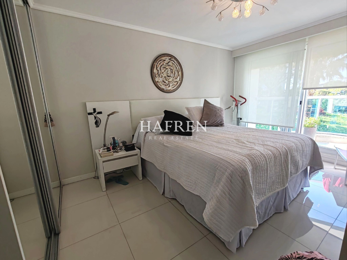 Apartamento ID.199 - Apartamento en venta en Casino Tower dos dormitorios y medio con garage