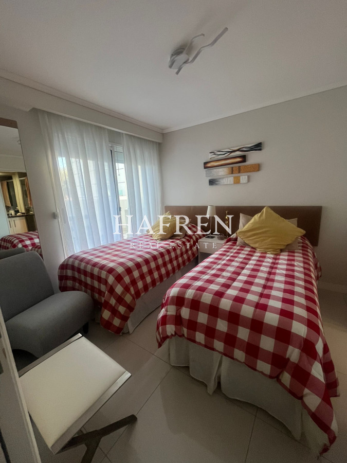 Apartamento ID.199 - Apartamento en venta en Casino Tower dos dormitorios y medio con garage