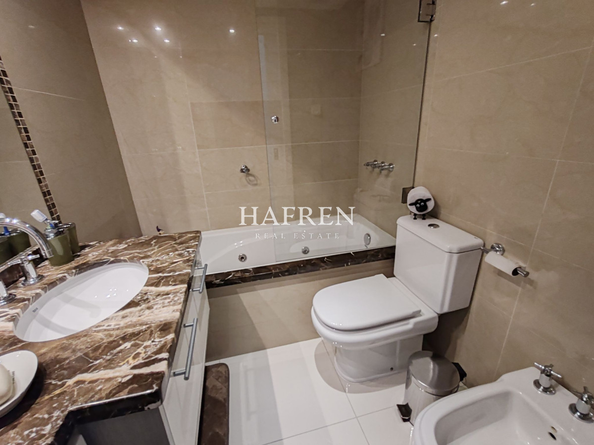 Apartamento ID.199 - Apartamento en venta en Casino Tower dos dormitorios y medio con garage