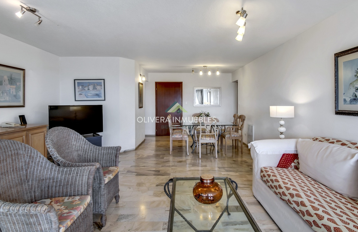 Apartamento ID.11396 - Amplio apartamento de 3 dormitorios.