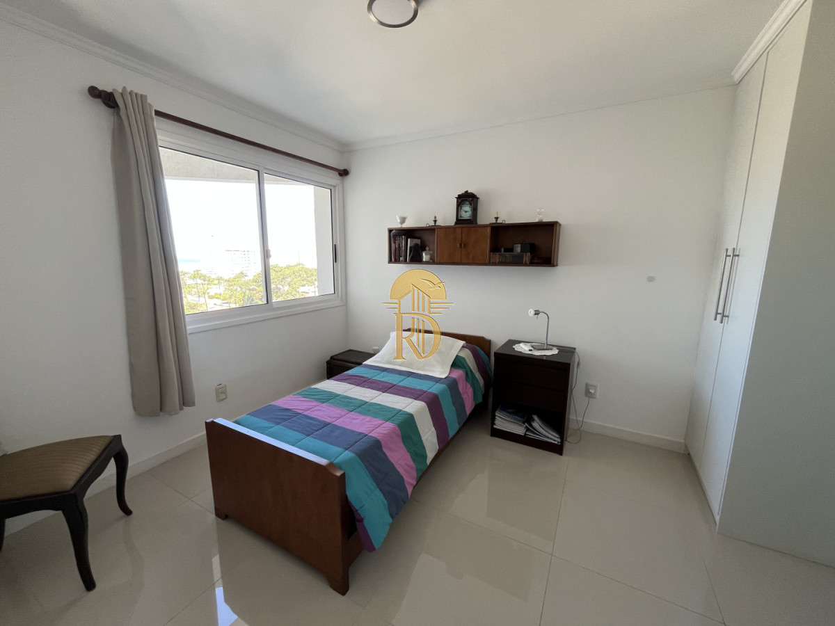 Apartamento dos dormitorios en venta con balcón y garage en Casino Tower -id-430-11