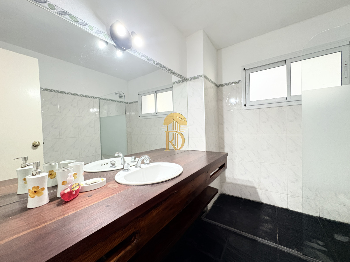 Moderna Casa a metros del MAR -id-390-16