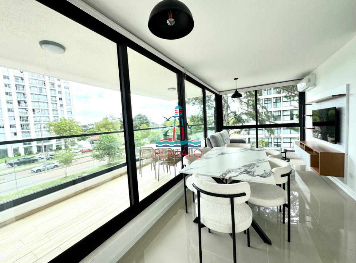 Apartamento ID.127 - Alquiler anual Apartamento 2 dormitorios en Punta del este con parrillero