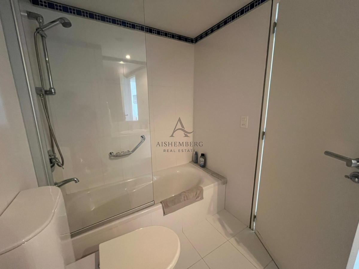 Apartamento ID.5599 - Apartamento de dos dormitorios en venta en Playa Brava con balcón