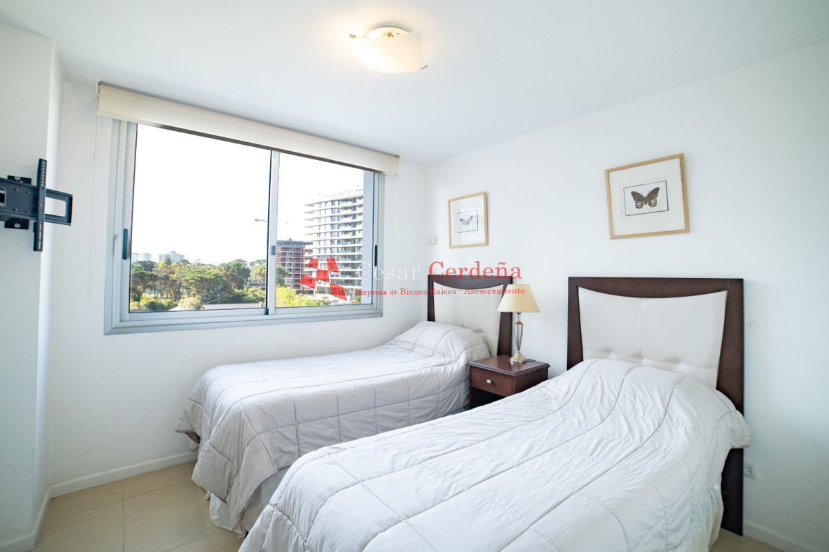 Apartamento ID.1985 - VENTA - Apartamento de tres dormitorios mas servicio en venta con balcón y garage