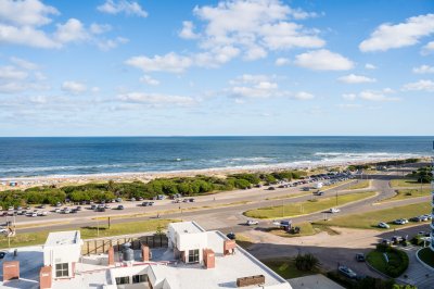 VENTA - Apartamento de tres dormitorios mas servicio en venta con balcón y garage