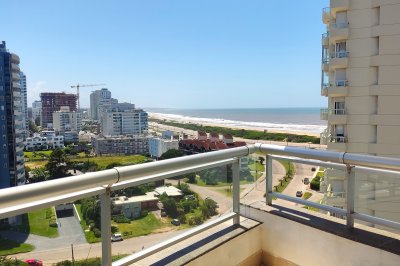 Excelente Apartamento de 2 Dormitorios con vistas a playa brava, Alquiler