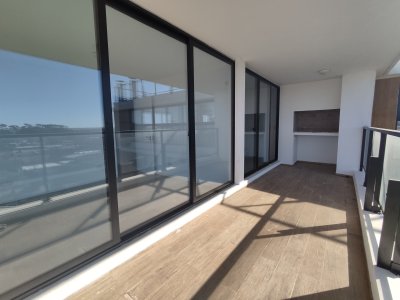 APARTAMENTO EN VENTA DE 2 DORMITORIOS CON PARRILLERO PROPIO EN ROOSEVELT