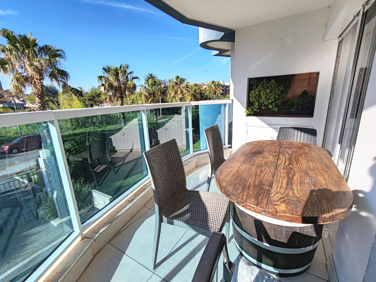 Apartamento en venta en Casino Tower dos dormitorios y medio con garage