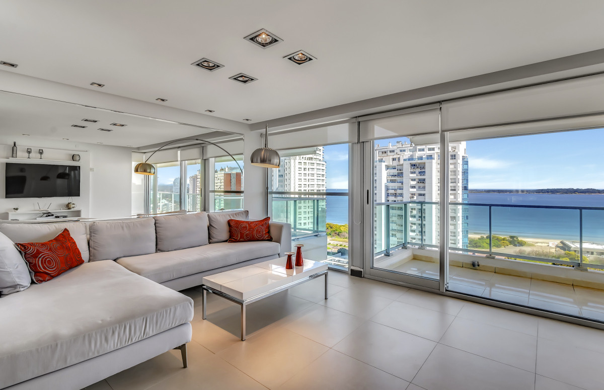 Venta de Apartamento 3 Dormitorios Playa Mansa - Punta del Este 