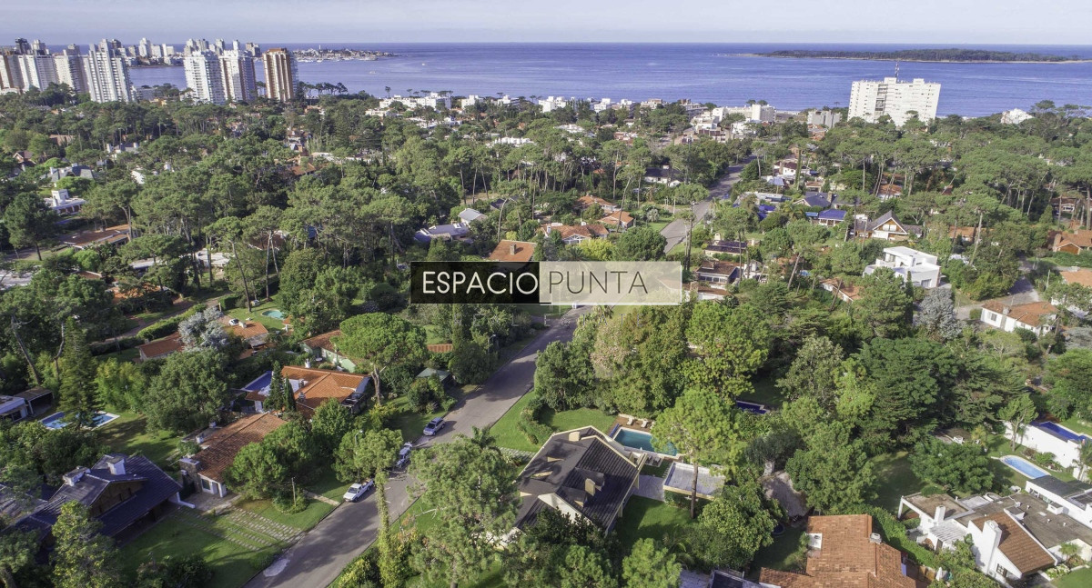 Casa ID.296 - Vendo Casa de 6 dormitorios en PLAYA Mansa Punta del Este