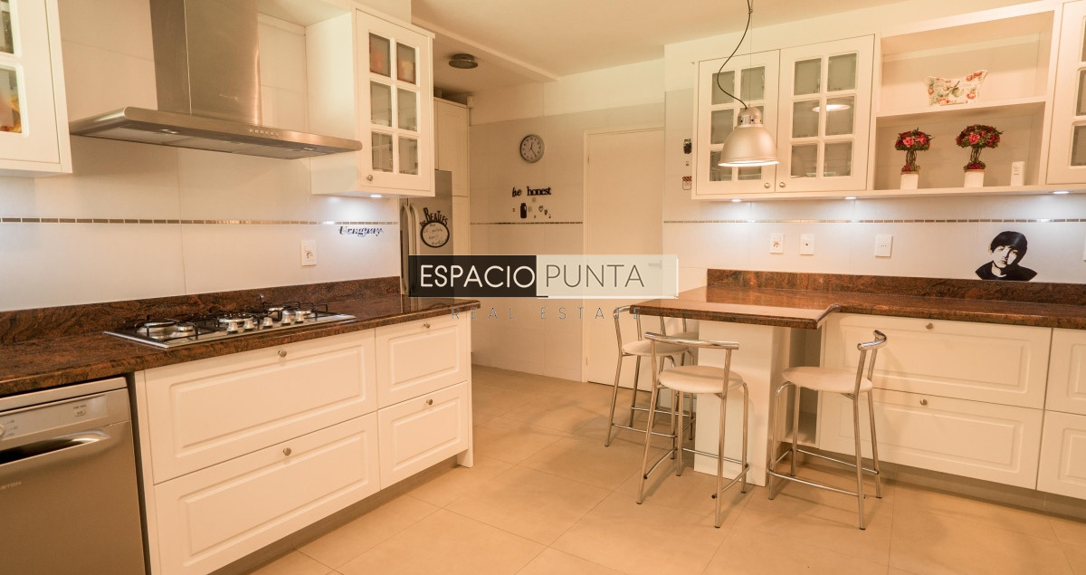 Casa ID.296 - Vendo Casa de 6 dormitorios en PLAYA Mansa Punta del Este