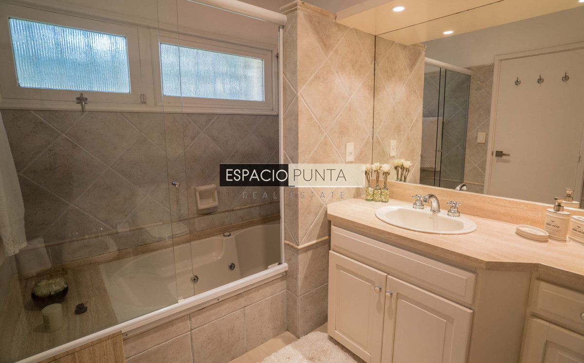 Casa ID.296 - Vendo Casa de 6 dormitorios en PLAYA Mansa Punta del Este
