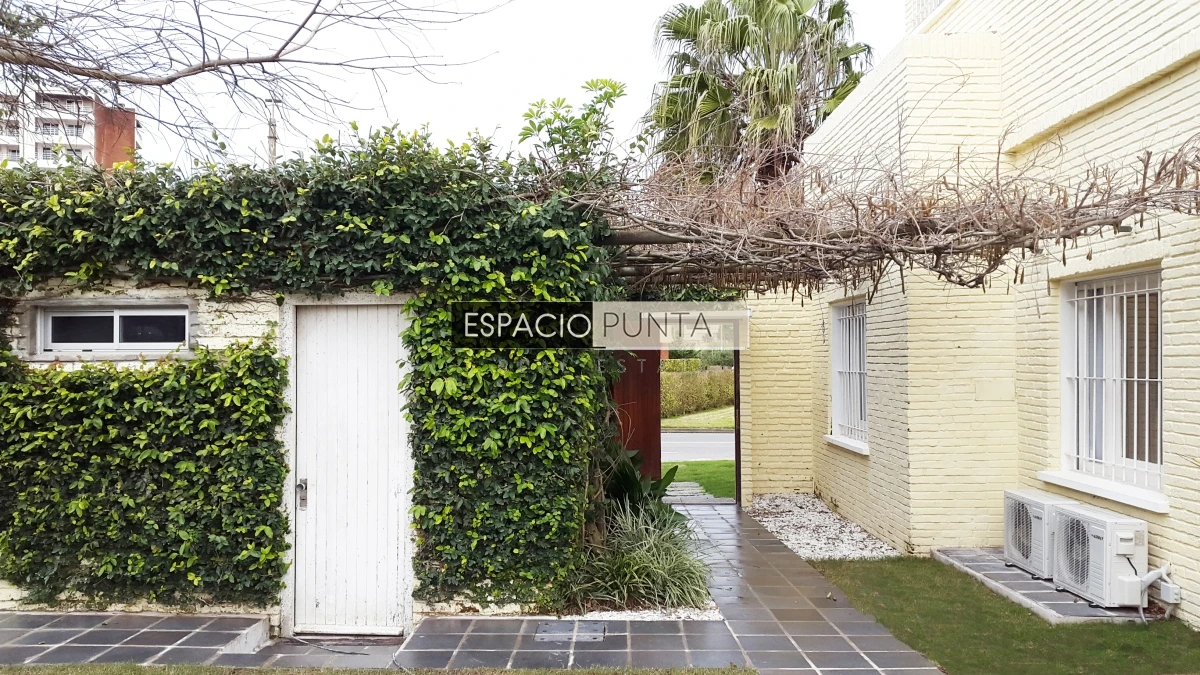Casa ID.295 - Vendo Excelente Casa en Playa Mansa Punta del Este