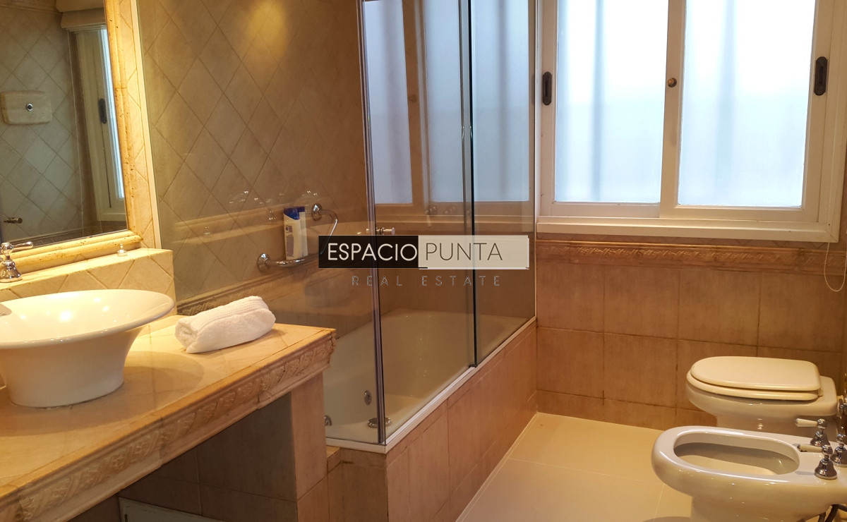 Casa ID.295 - Vendo Excelente Casa en Playa Mansa Punta del Este
