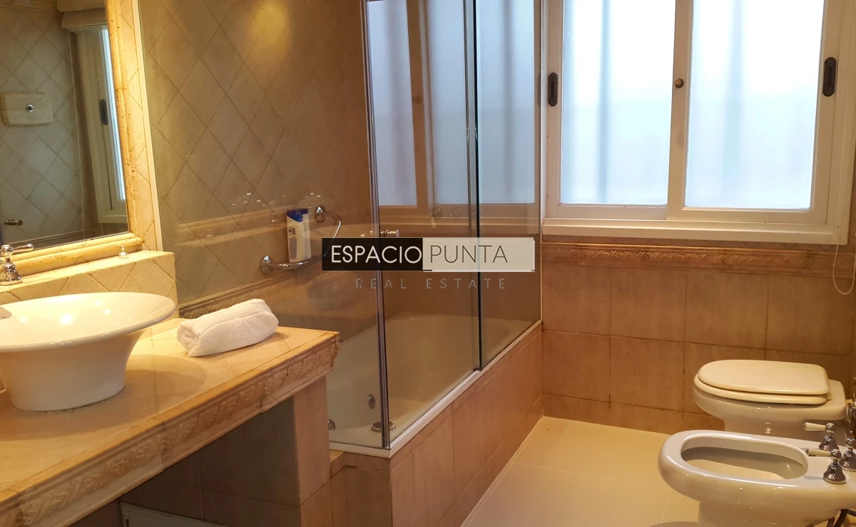 Casa ID.295 - Vendo Excelente Casa en Playa Mansa Punta del Este