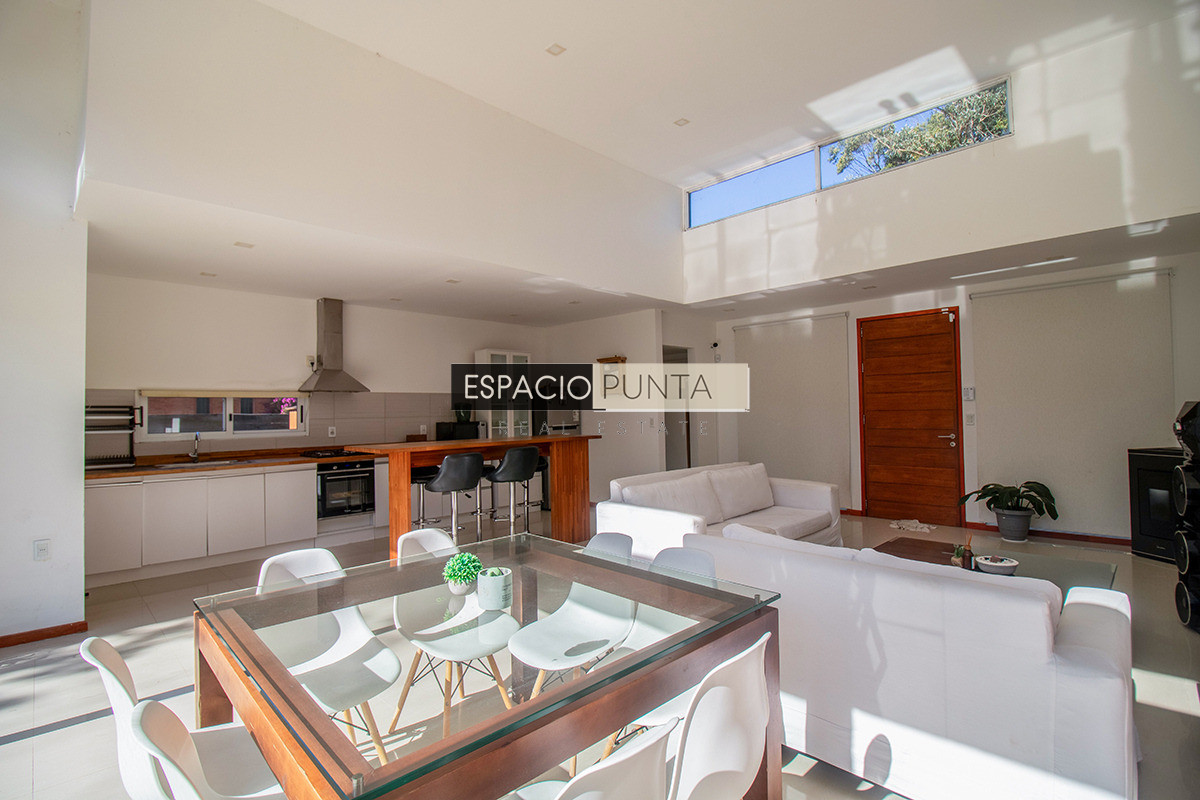 Casa ID.5167 - Venta Casa de tres dormitorios piscina climatizada Zona Marly!