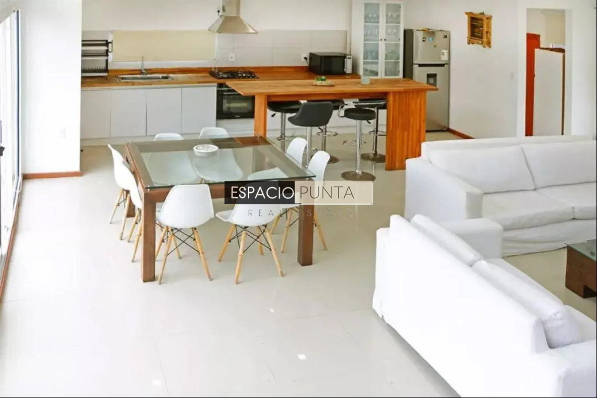 Casa ID.5167 - Venta Casa de tres dormitorios piscina climatizada Zona Marly!