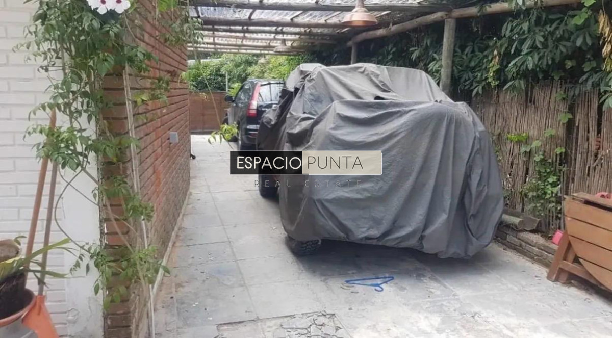 Casa ID.5209 - Casa minimalista de 3 dormitorios con piscina climatizada en Cantegril
