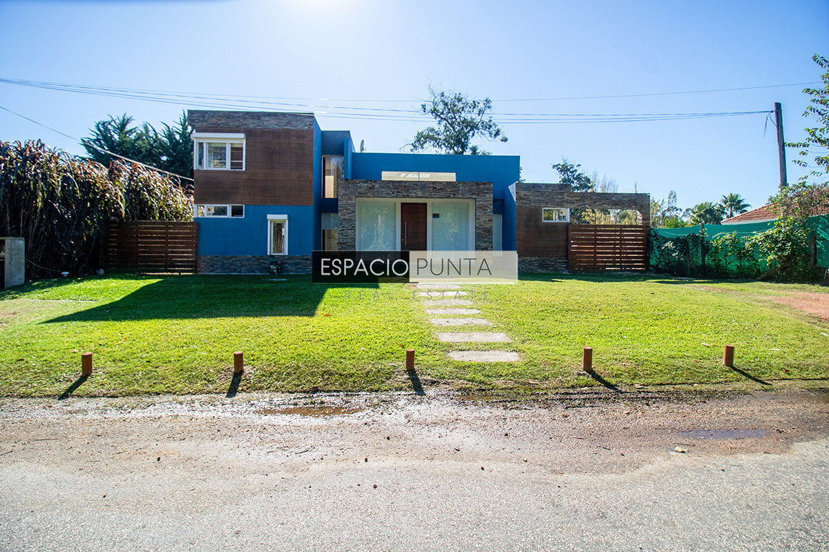 Casa ID.5167 - Venta Casa de tres dormitorios piscina climatizada Zona Marly!