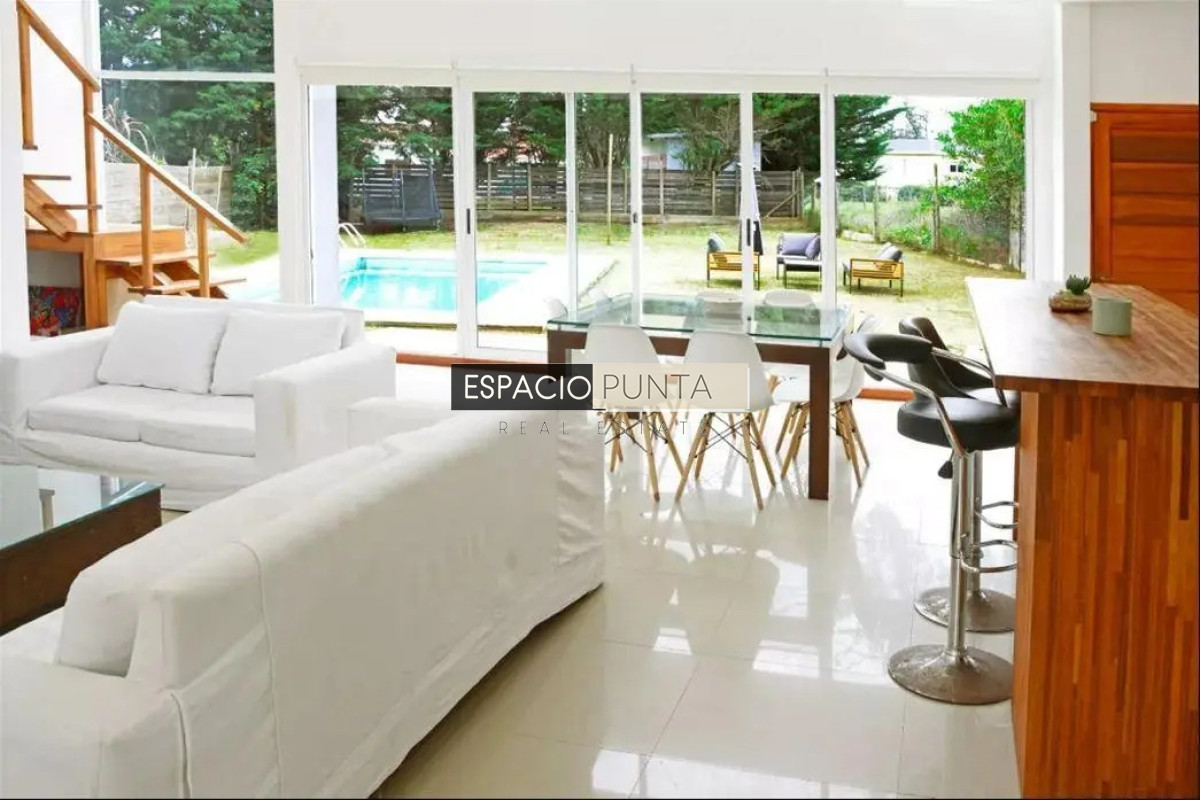 Casa ID.5167 - Venta Casa de tres dormitorios piscina climatizada Zona Marly!
