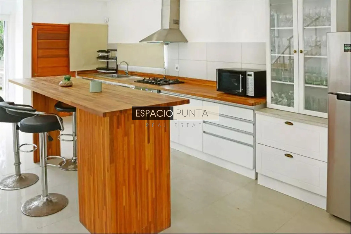 Casa ID.5167 - Venta Casa de tres dormitorios piscina climatizada Zona Marly!