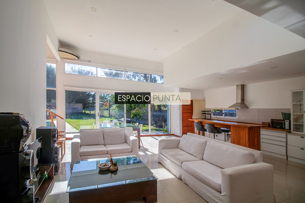 Casa ID.5167 - Venta Casa de tres dormitorios piscina climatizada Zona Marly!