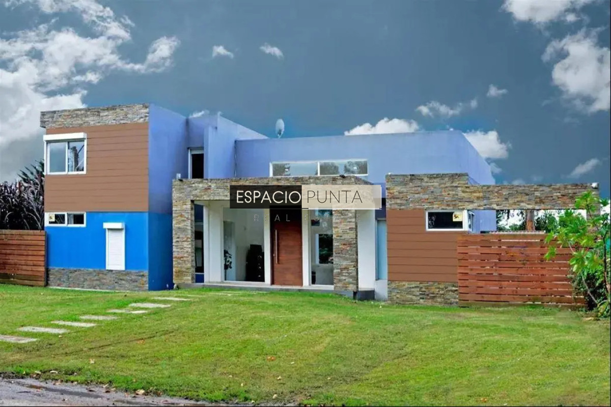 Casa ID.5167 - Venta Casa de tres dormitorios piscina climatizada Zona Marly!