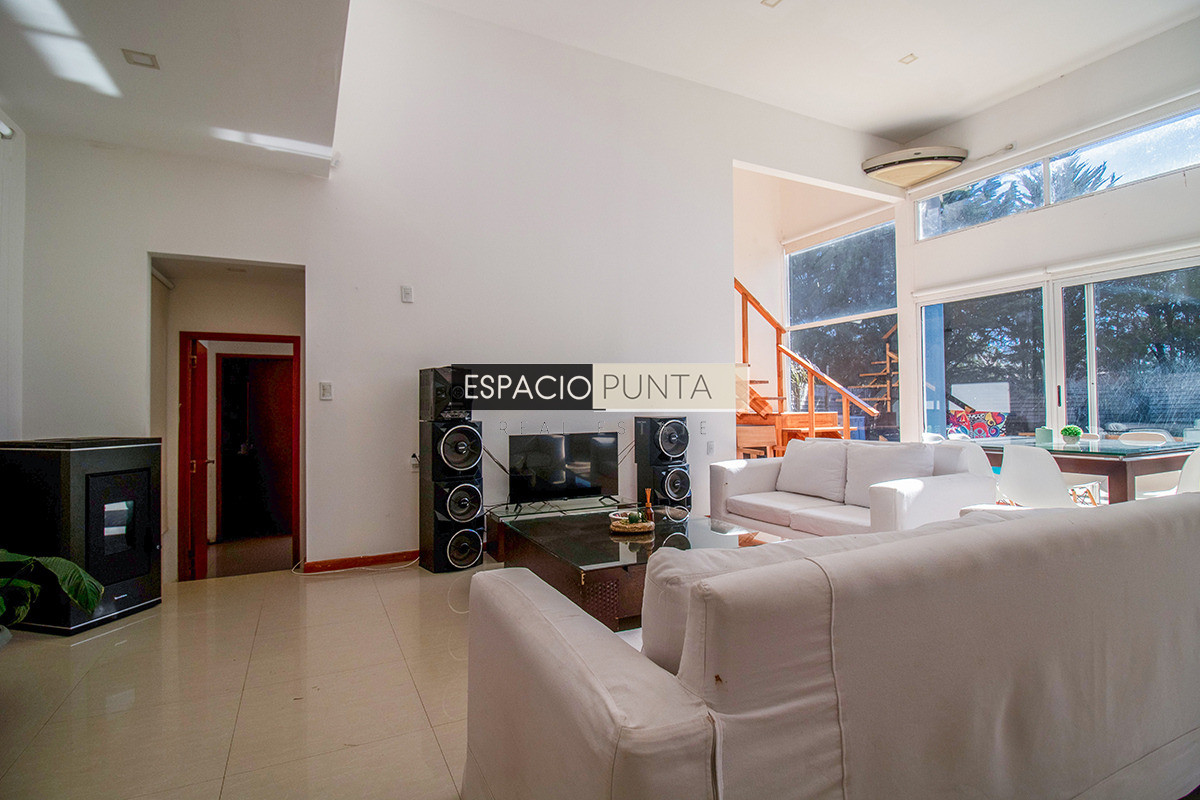 Casa ID.5167 - Venta Casa de tres dormitorios piscina climatizada Zona Marly!