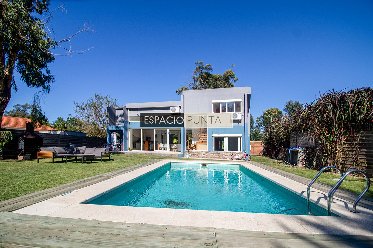 Casa ID.5167 - Venta Casa de tres dormitorios piscina climatizada Zona Marly!