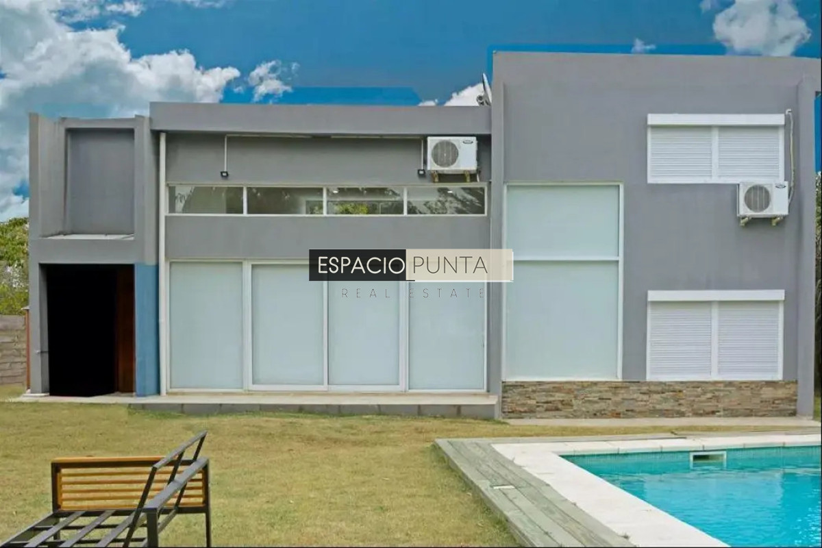 Casa ID.5167 - Venta Casa de tres dormitorios piscina climatizada Zona Marly!