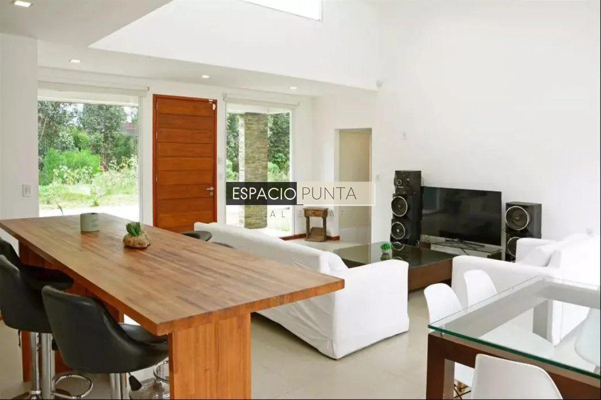 Casa ID.5167 - Venta Casa de tres dormitorios piscina climatizada Zona Marly!