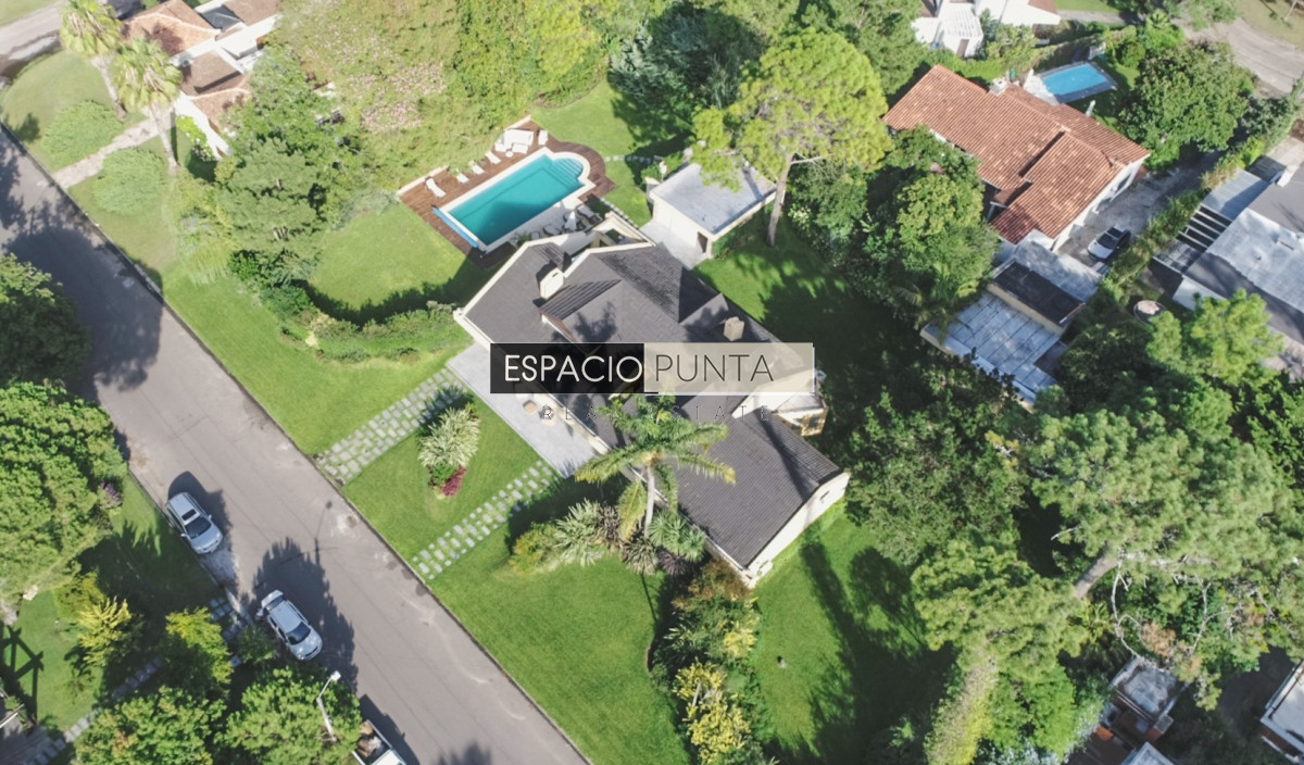 Casa ID.296 - Vendo Casa de 6 dormitorios en PLAYA Mansa Punta del Este