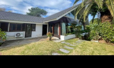 Casa en Playa Mansa con parrillero amplio y piscina