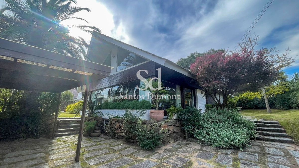 Casa ID.25423 - Venta casa playa mansa con parrillero amplio y piscina.