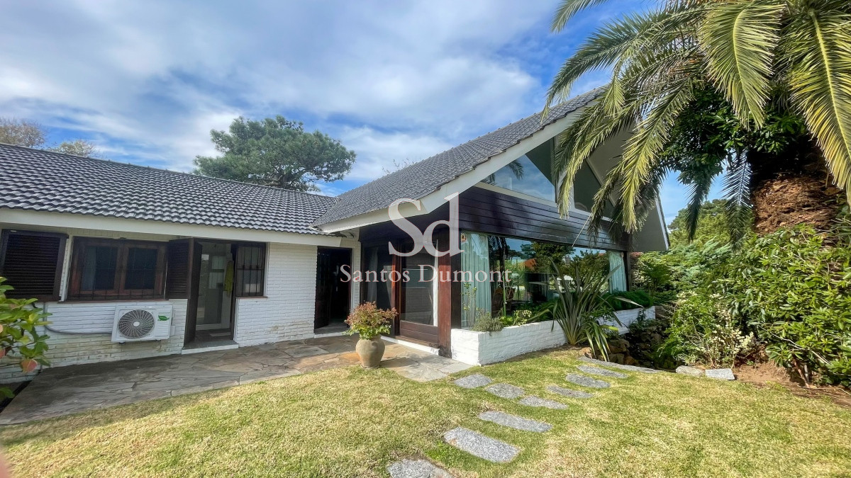 Casa ID.25423 - Venta casa playa mansa con parrillero amplio y piscina.