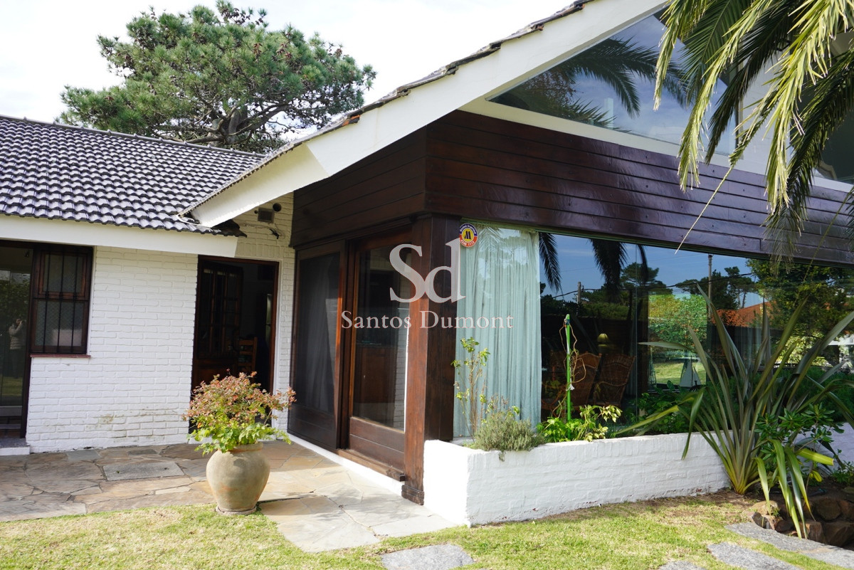 Casa ID.25423 - Venta casa playa mansa con parrillero amplio y piscina.