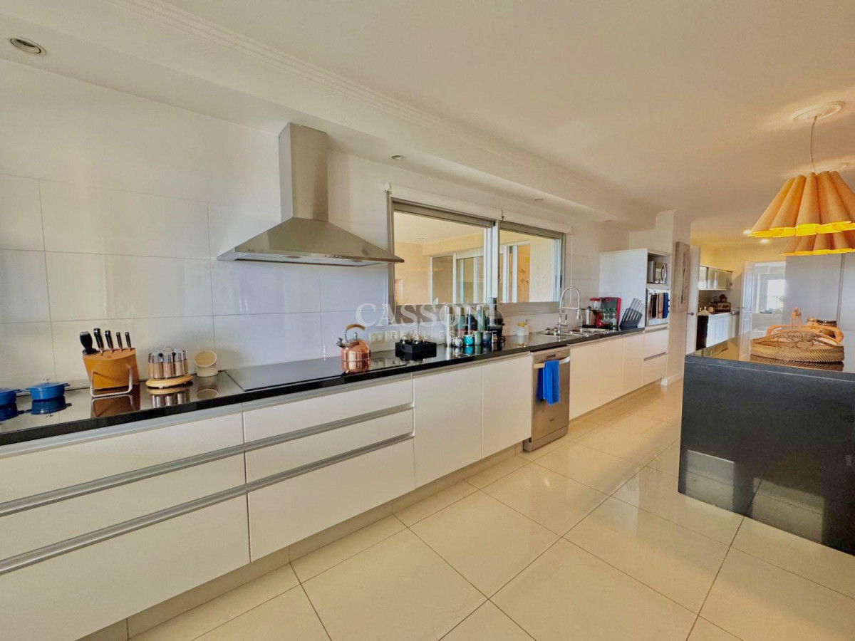 Apartamento ID.2881 - Torrelobos esquinero en venta 4 dormitorios mas dependencia de servicio excelente vista