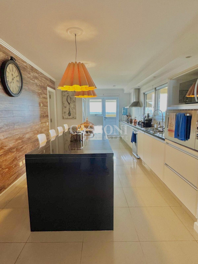 Apartamento ID.2881 - Torrelobos esquinero en venta 4 dormitorios mas dependencia de servicio excelente vista