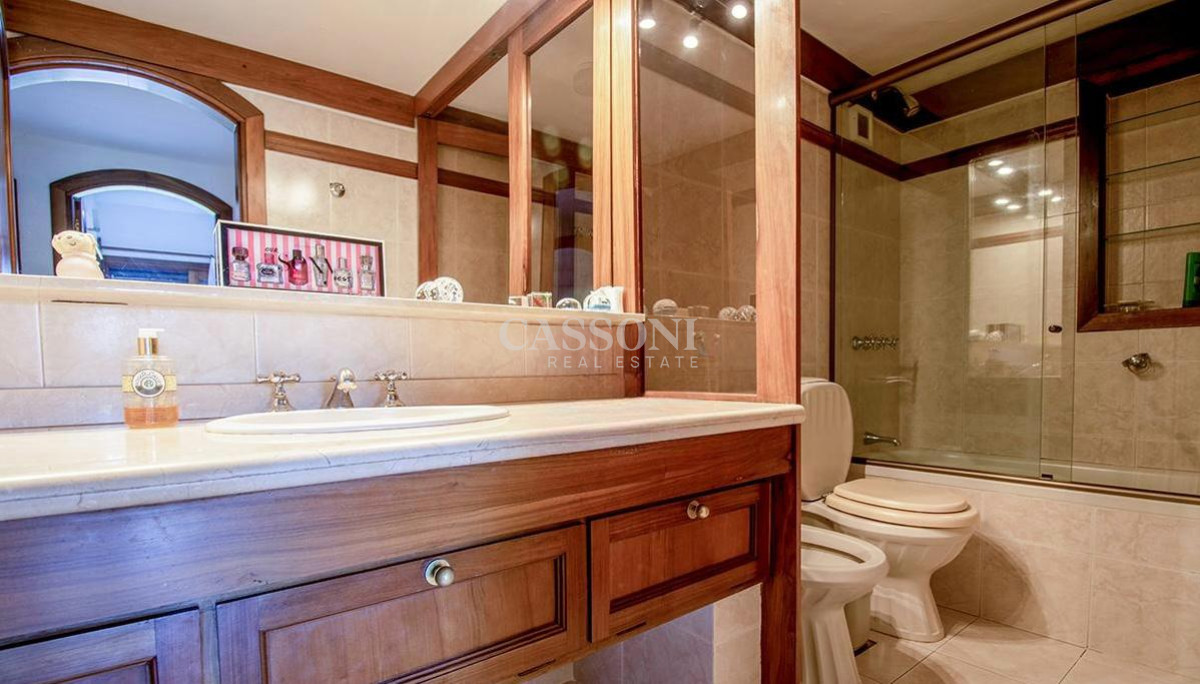 Casa ID.2860 - Venta casa en Pinares de 8 dormitorios.