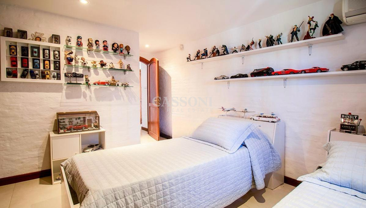 Casa ID.2860 - Venta casa en Pinares de 8 dormitorios.