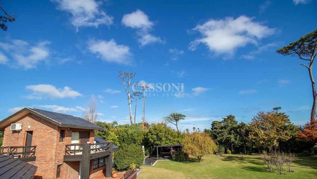 Casa ID.2860 - Venta casa en Pinares de 8 dormitorios.
