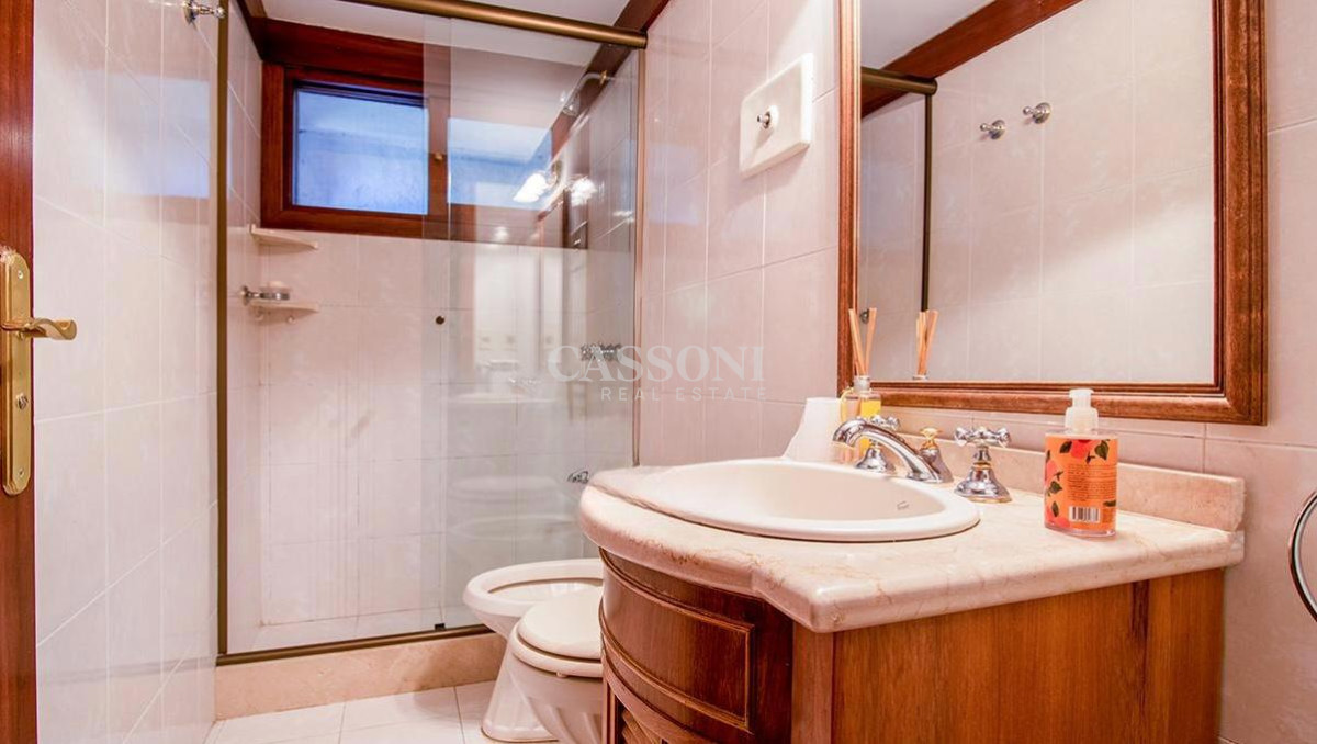 Casa ID.2860 - Venta casa en Pinares de 8 dormitorios.