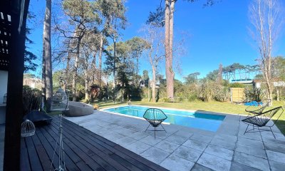 Casa en Venta en Playa Mansa de tres Dormitorios