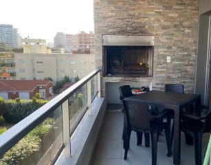 Venta apartamento dos dormitorios en Aidy Grill con parrillero y bajos gastos.