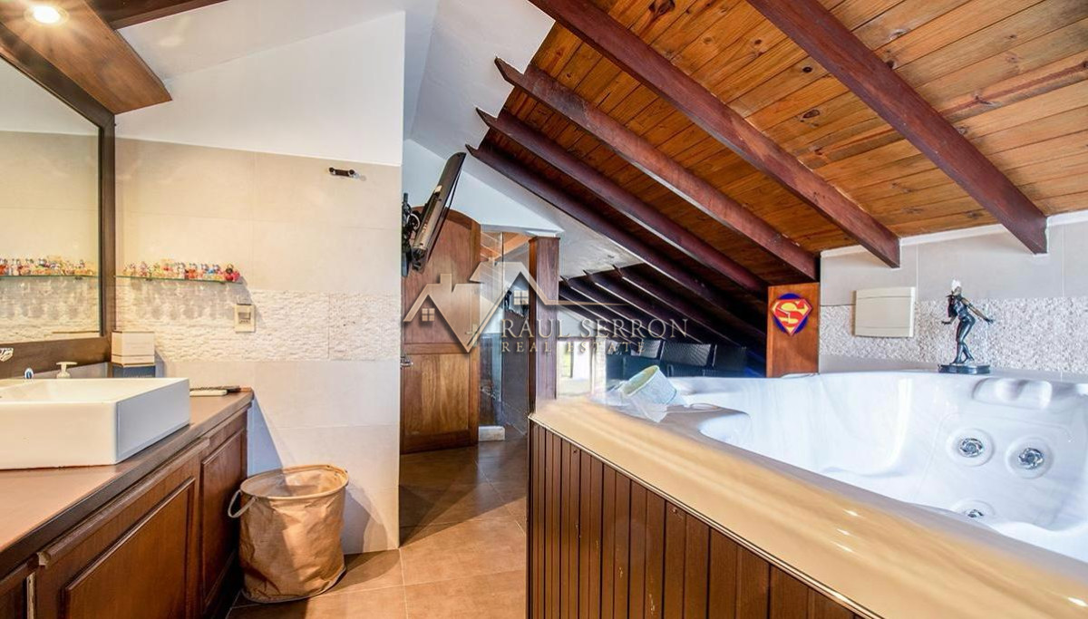 Casa ID.3235 - VENTA DE CASA DE 8 DORMITORIOS EN PINARES PUNTA DEL ESTE