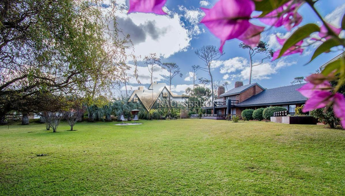 Casa ID.3235 - VENTA DE CASA DE 8 DORMITORIOS EN PINARES PUNTA DEL ESTE