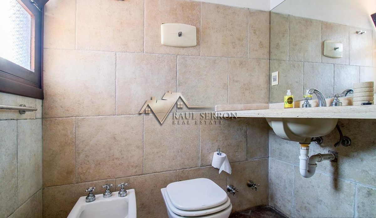 Casa ID.3235 - VENTA DE CASA DE 8 DORMITORIOS EN PINARES PUNTA DEL ESTE