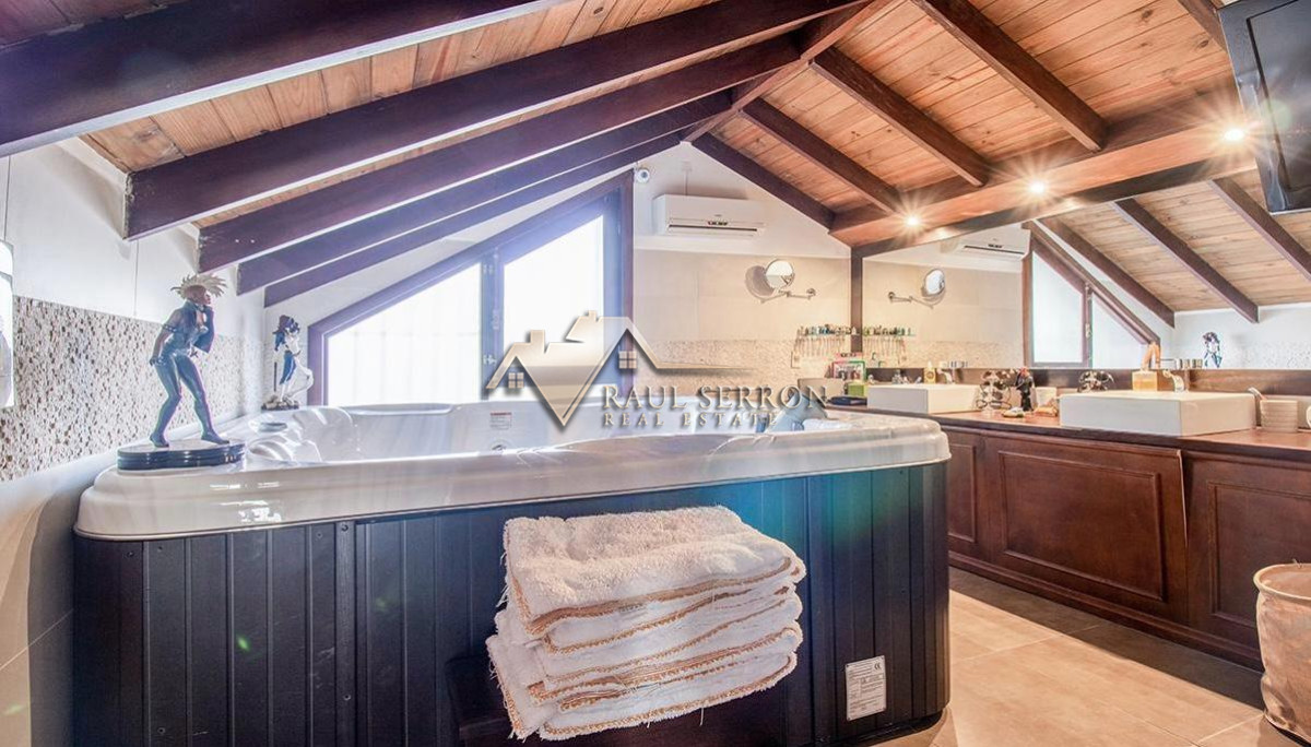 Casa ID.3235 - VENTA DE CASA DE 8 DORMITORIOS EN PINARES PUNTA DEL ESTE